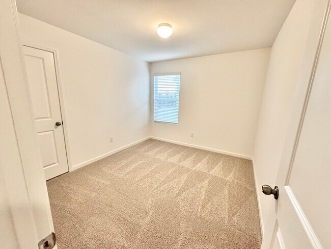 Building Photo - Three bedroom 2 1/2 bath single-family home in the new Kensington community