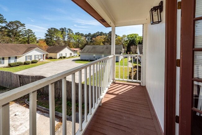 Building Photo - 2 Bedroom, 1.5 Bathroom Townhome - Summerville