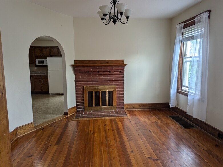 Building Photo - 11 Belmont St