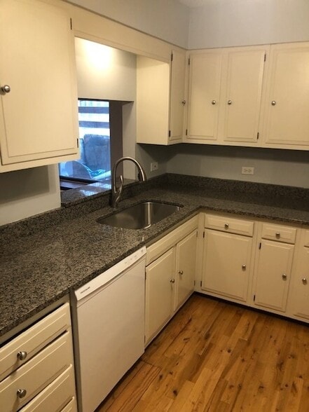 Building Photo - 617 W Surf St