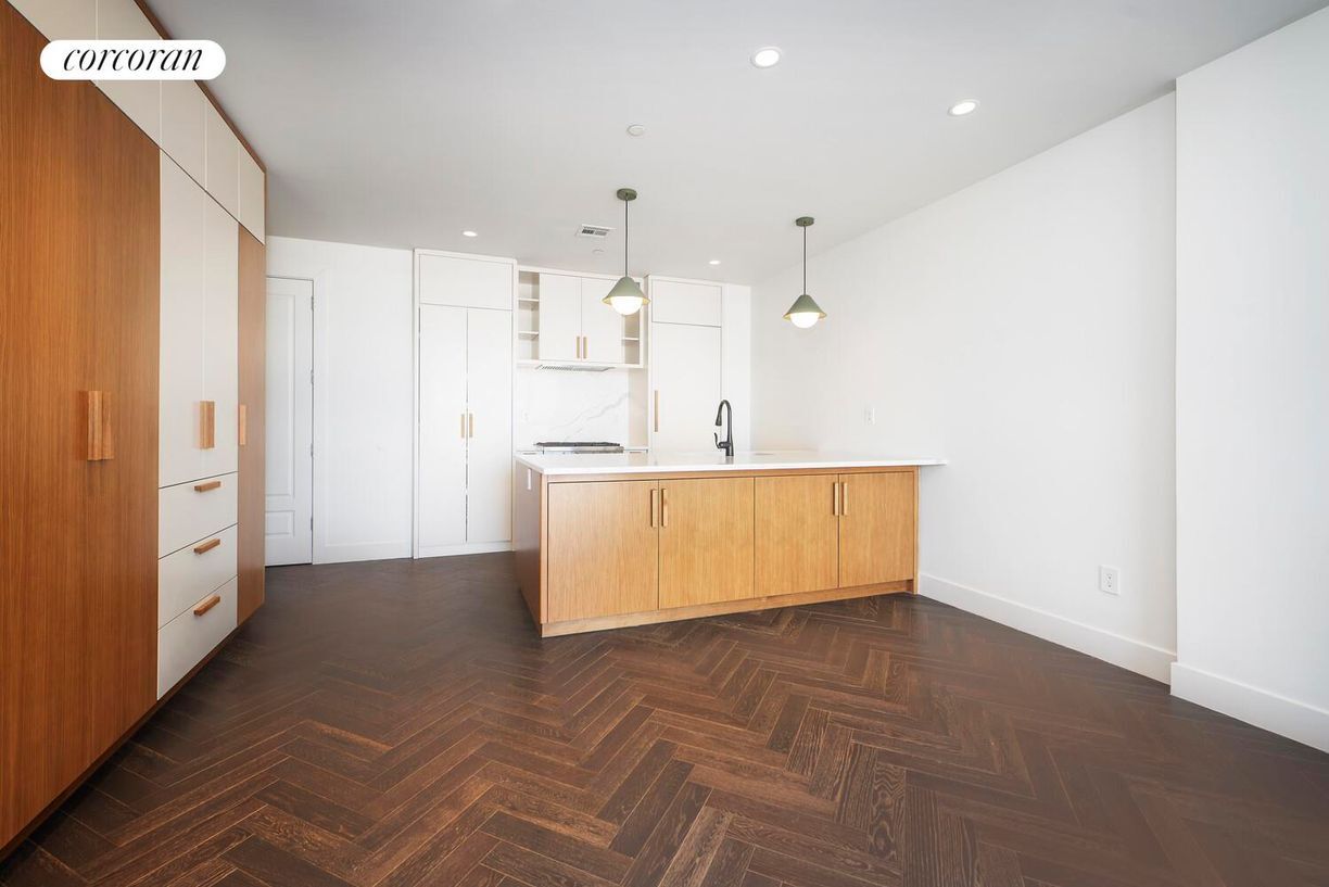 Building Photo - 11-12 44th Drive 6G