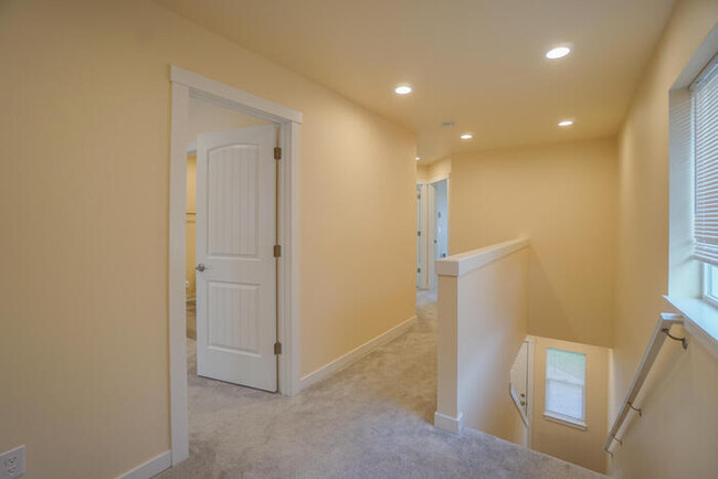 Building Photo - Beautiful Newer Townhome In Landover Sharmel