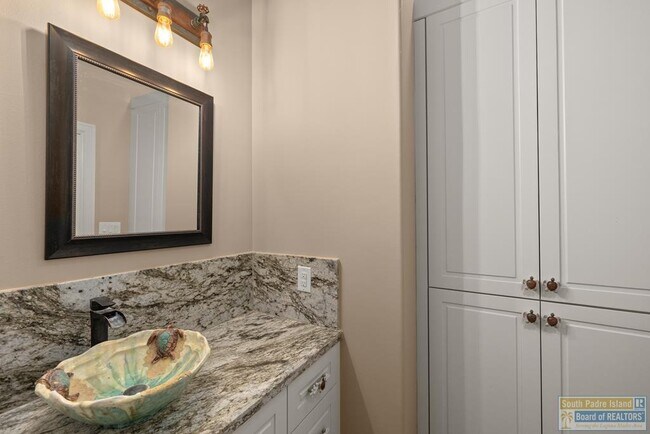 Building Photo - 618 N Shore Dr