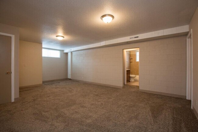 Building Photo - Students Welcome! Great Location!