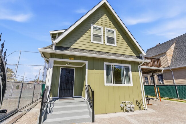 Building Photo - Newly Remodeled 4-Bedroom Oakland Duplex with Gated Parking