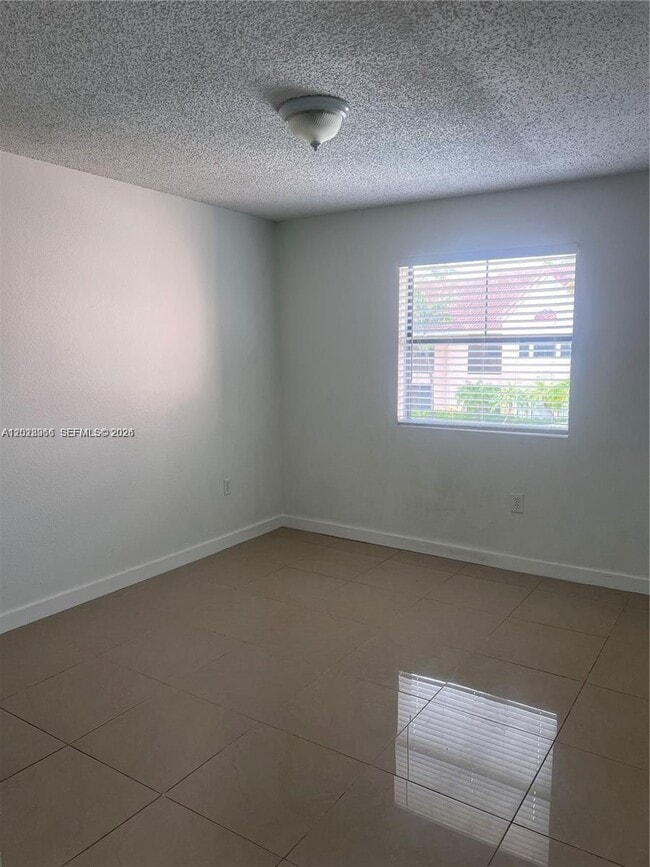 Building Photo - 10441 SW 156th Ct
