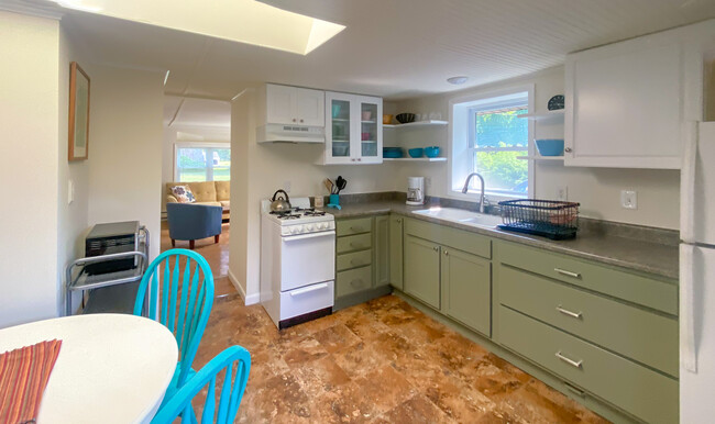 kitchen right off of living room - 10 Newark St