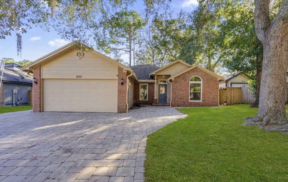 Building Photo - 8510 Majestic Oaks Dr S