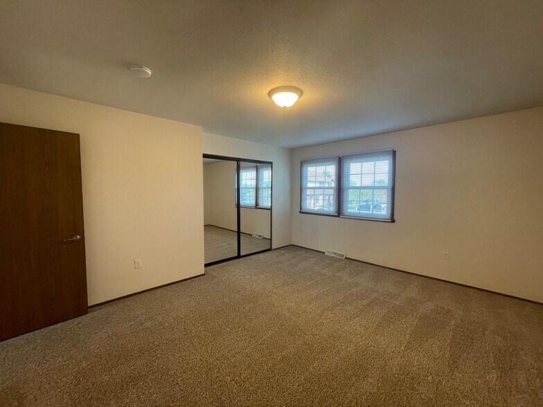 Building Photo - 2805 Chablis Dr