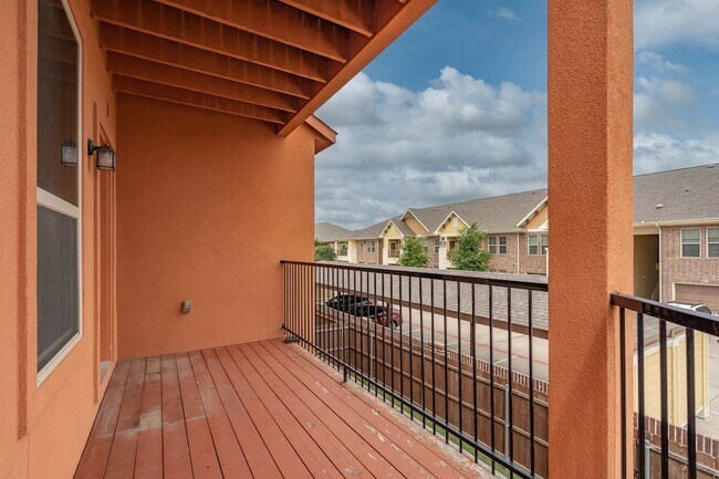 Building Photo - 2640 Venice Dr