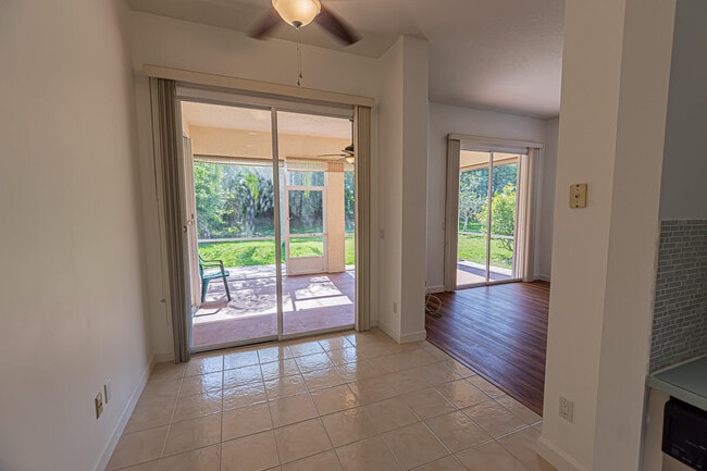 Building Photo - 562 SW New Castle Cove