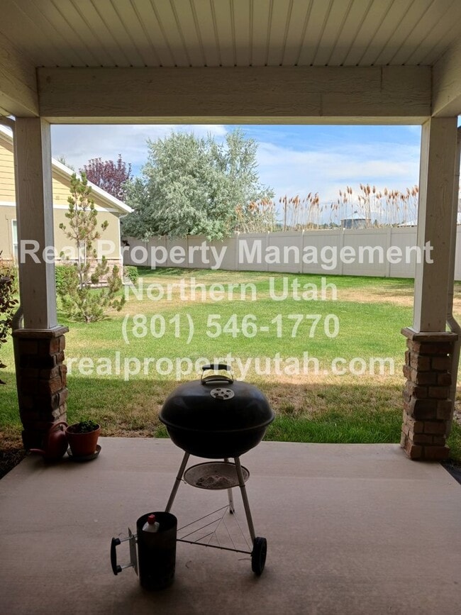 Building Photo - 3 Bed 2.5 Bath Townhome in West Haven Comi...