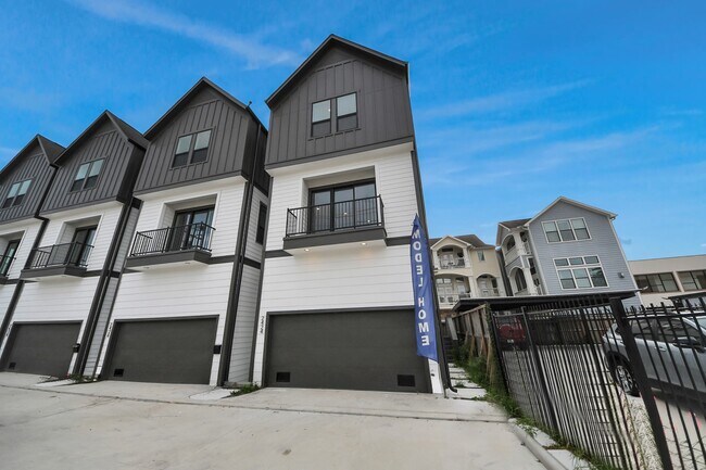 Building Photo - 2428 Ella Blvd