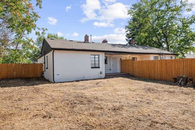Building Photo - Newly Remodeled West Valley 2 Bed Duplex -...