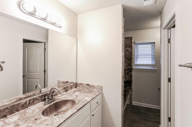 Building Photo - 10426 Redmond Cir N