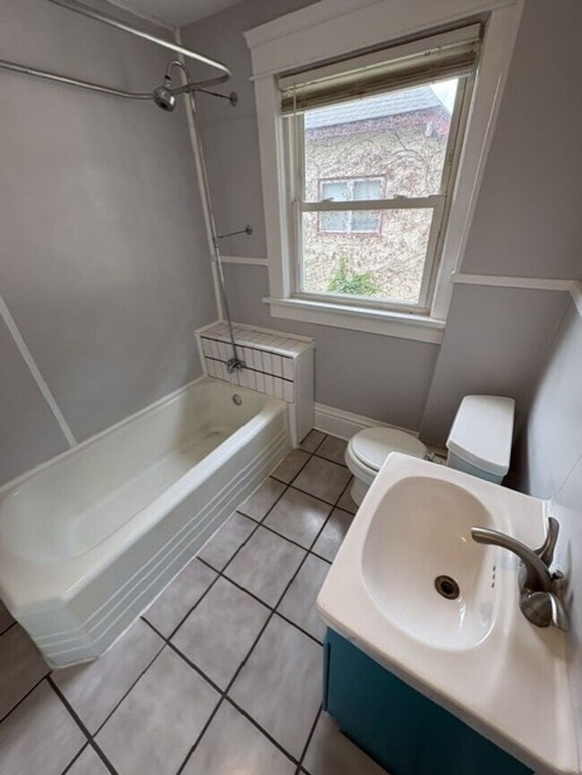 Building Photo - Charming Akron Upstairs Rental with Spacious Rooms and Included Appliances