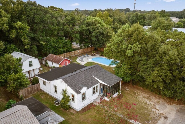 Building Photo - 2 Mead Dr