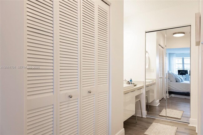 Building Photo - 1817 S Ocean Dr