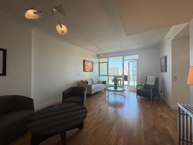 Building Photo - Upscale 2 Bed 2 Bath with Floor-to-Ceiling Windows and Stunning City Views