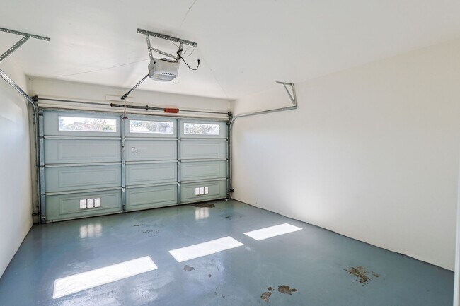 Building Photo - Amazing 4-bedroom + 3-bathroom house in Ma...