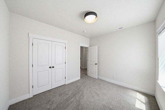 Building Photo - 475 E River Rd