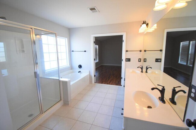 Building Photo - 6827 Braddock Ln