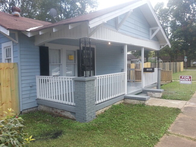 Building Photo - Large 4 bedroom 2 bathroom with huge privacy fenced back yard