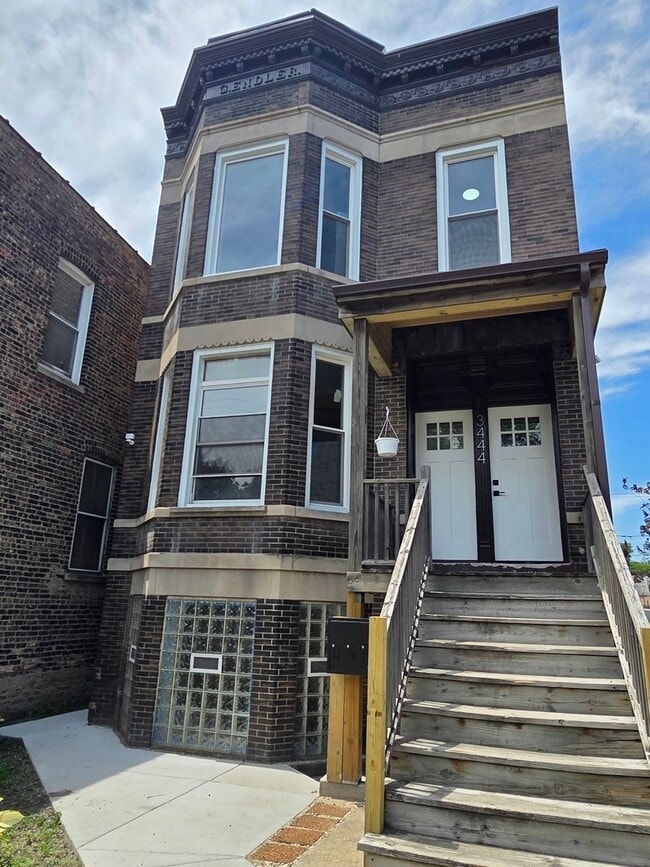 Building Photo - 3444 S Western Ave