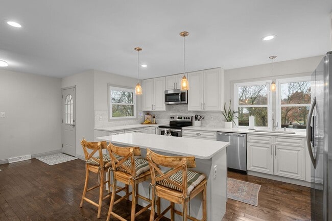 Building Photo - 12122 Royal Valley Dr