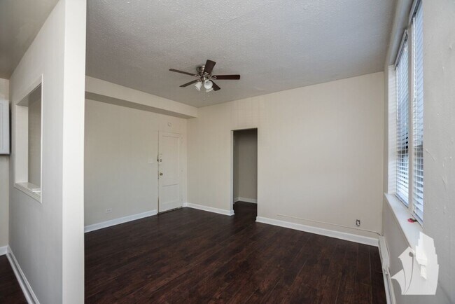 Building Photo - 3340 N Marshfield Ave