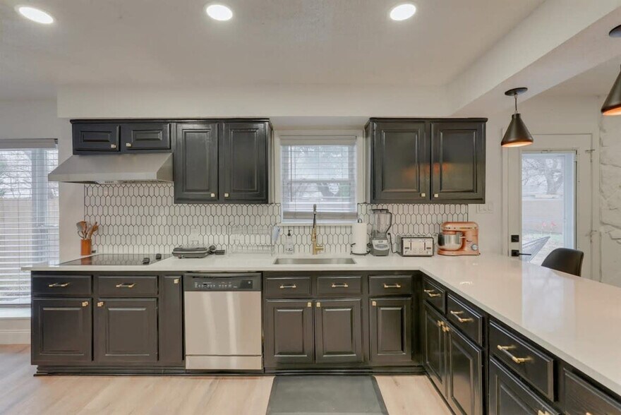 Building Photo - 6048 Holiday Ln
