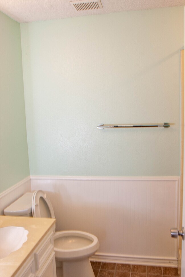 Building Photo - 1002 Cresswell Dr