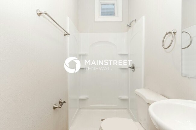 Building Photo - 4 Bedroom Pet-Friendly Home in Louisville, KY with Main Street Renewal