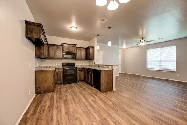 Building Photo - Charming Duplex in El Reno!