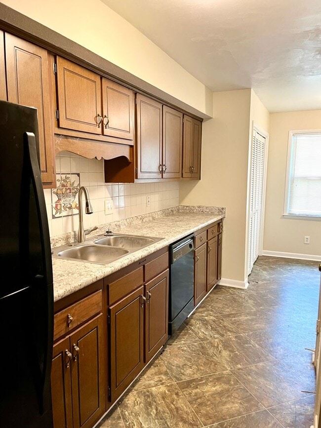 Building Photo - Largest Unit in Oglethorpe Place, 3bd/2.5ba 1700+ sqft, fireplace, and community pool and tennis!