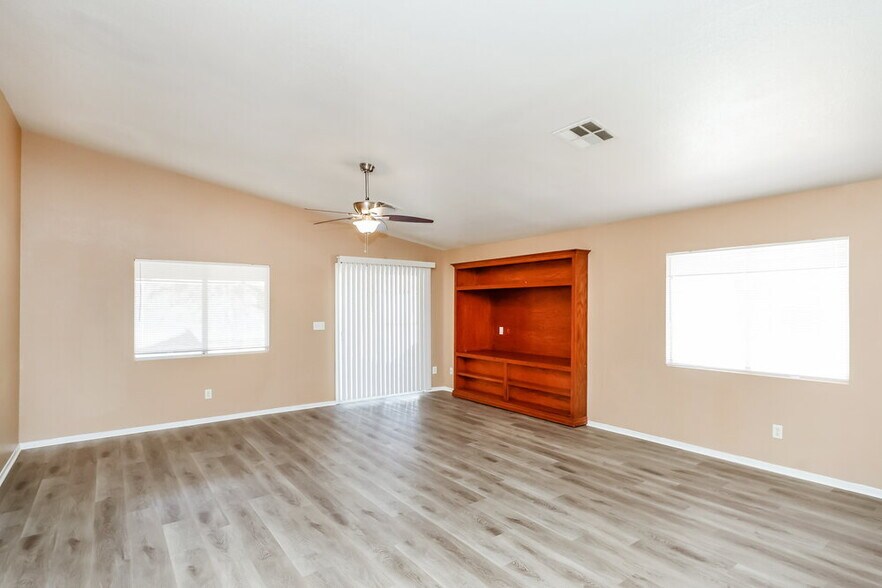 Building Photo - 1002 Emerald Stone Ave