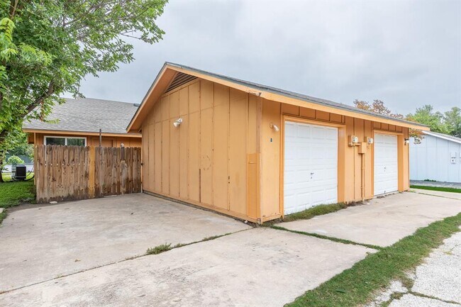Building Photo - 323 W William Cannon Dr
