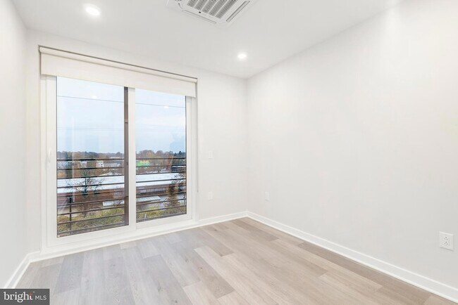 Building Photo - 3449 Scotts Ln