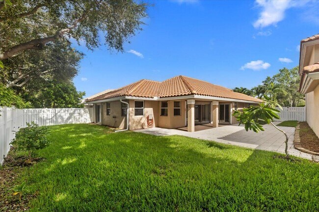 Building Photo - 10 Valencia Dr