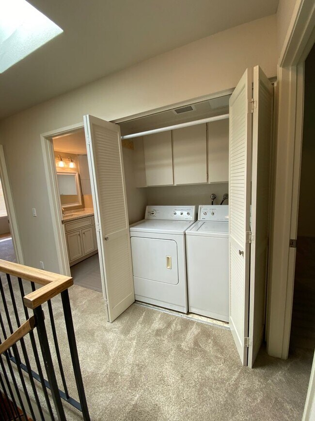Building Photo - $4900-  Mountain View Townhouse-2 bedroom 2.5 bath.