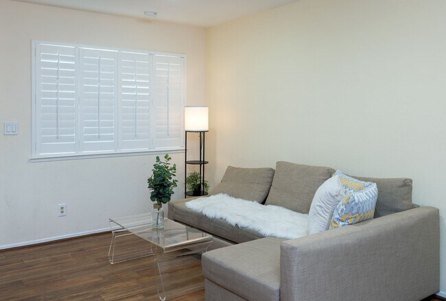 Building Photo - 4355 Diamond St