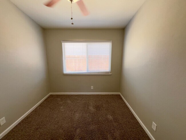 Building Photo - 4 bedrooms, 2 bathrooms home located in Henderson