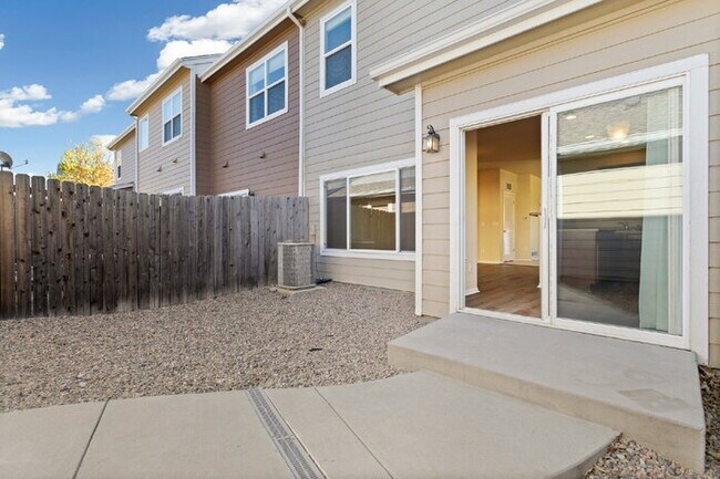 Building Photo - Spacious End-Unit Townhome with Greenbelt Views and Detached 2-Car Garage
