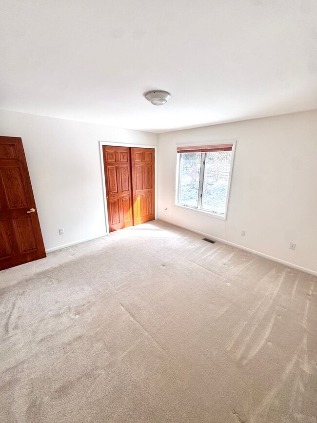 Building Photo - GRAND FIVE BEDROOM HOME