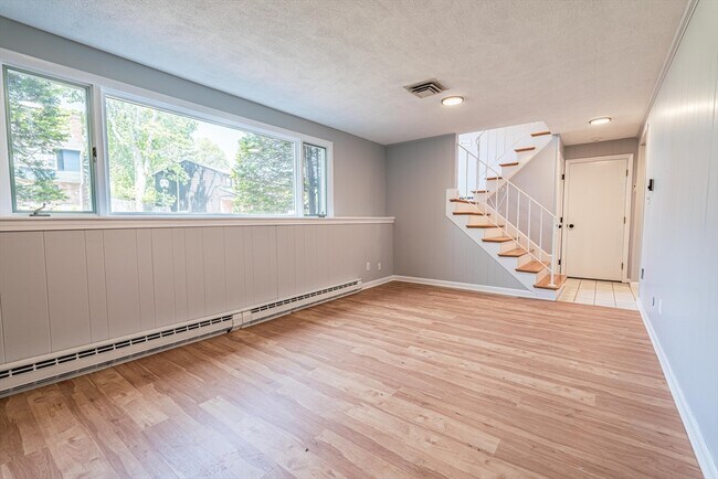 Building Photo - 20 Fieldstone Dr