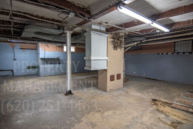 Building Photo - Spacious 4-Bedroom 2-Bathroom Home