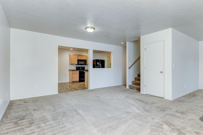 Building Photo - Very Clean 4 Bedroom 2.5 Bath Two Story Ho...