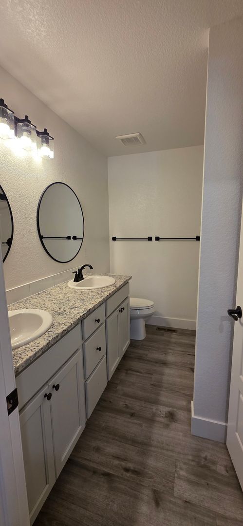 Building Photo - 2912 Cribbon Ave