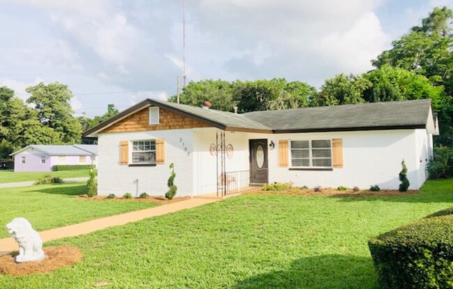 Building Photo - Totally Renovated Single Family Home!