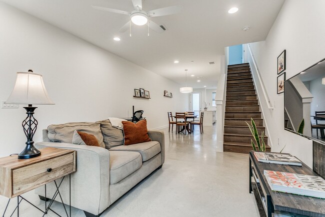 Building Photo - CONTEMPORARY MAHNCKE PARK TOWNHOME